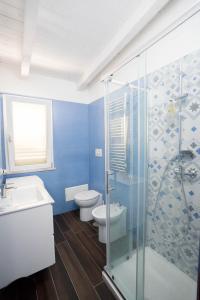 卡坦扎罗Garden House的一间带卫生间和玻璃淋浴间的浴室