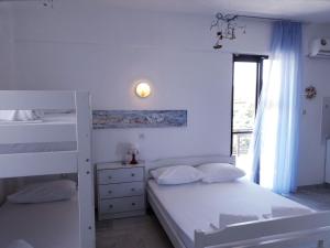 尼欧波洛伊Brunis Apartments的一间卧室设有两张双层床和一扇窗户。