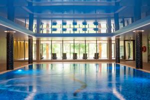 索波特Sopotorium Hotel & Medical Spa的大型客房带窗户,设有大型游泳池