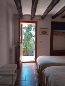 LoporzanoCasa Rural Boletas的一间卧室设有两张床和滑动玻璃门