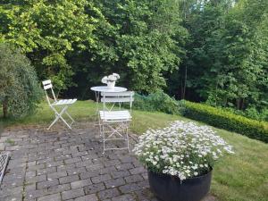 莫斯Huset i skogen的花园里种满鲜花,配有桌椅