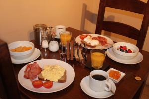 布里斯托科奇豪斯旅馆的一张木桌,上面放着早餐食品和饮料
