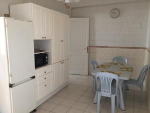 Belaire host appartment的厨房或小厨房