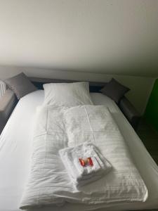 KierspeHotel Unter den Linden的白色的床和白色的毯子