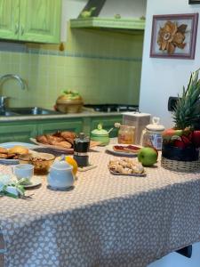 阿斯科利皮切诺La collina su Ascoli的厨房里摆放着食物的桌子