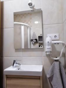 贝尔蒙特Casa Rural Casa La Abuela的一间带水槽和镜子的浴室