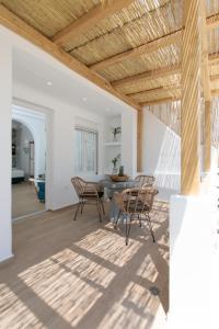 纳克索乔拉Hora Seaside Suites的客厅设有木制天花板和桌椅