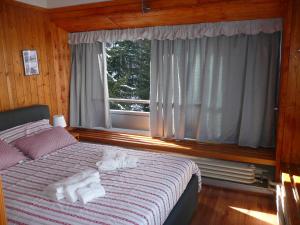 马里尔伊瓦Appartamento Sole Alto的一间卧室配有带毛巾的床