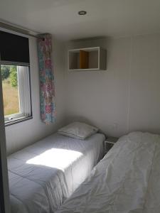 CampneusevilleNature Monchy的一间卧室设有两张靠窗的床。