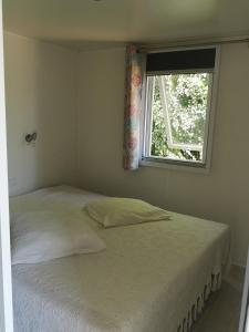 CampneusevilleNature Monchy的卧室内的一张白色床,设有窗户