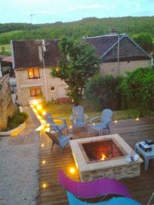 ArgançonChez Petit的庭院配有椅子和带灯的火坑