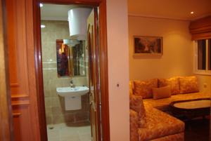 伊夫兰伊夫兰宫度假村的一间带水槽的浴室和一张沙发
