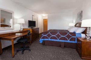 Taber泰伯尔速8酒店的酒店客房配有一张床、一张书桌和一台电脑