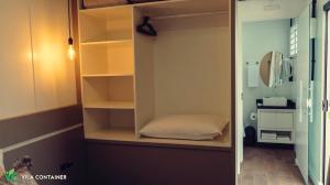 佩尼亚Vila Container的一间设有衣柜的房间,里面配有一张床