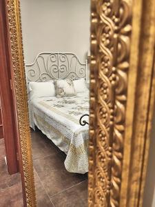 巴塞罗那奥尔良旅馆的卧室内床的镜子反射