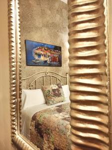 巴塞罗那奥尔良旅馆的卧室内的大镜子,配有床