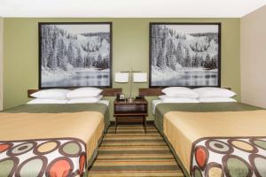 蒙特罗斯蒙特罗斯速8酒店的酒店客房配有两张床和一张书桌