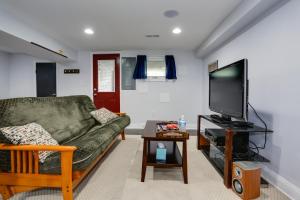 华盛顿English Basement Suite in Petworth, Washington, DC -- FREE off-street parking, walk to Metro and restaurants的带沙发和平面电视的客厅