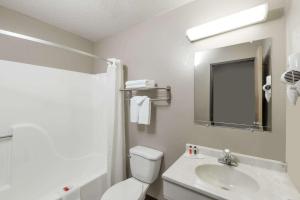 海斯速8海斯酒店的一间带卫生间、水槽和镜子的浴室