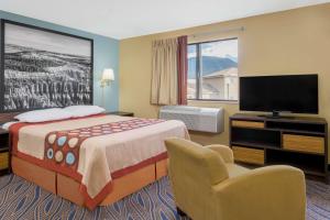 雪松城雪松城速8酒店的配有一张床和一台平面电视的酒店客房