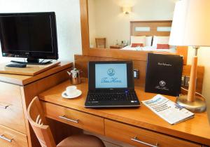 基利贝格斯塔拉酒店 的坐在酒店房间书桌上的笔记本电脑