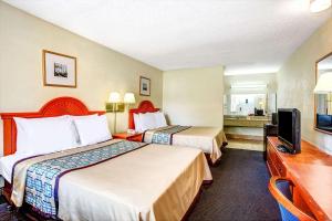 切萨皮克切萨皮克戴斯酒店的酒店客房设有两张床和一台平面电视。