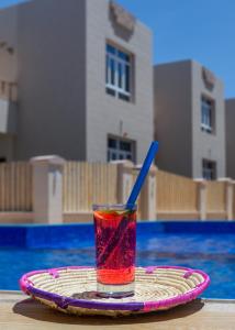 Al RuwisAl Asala Resort的池畔盘子上的饮料
