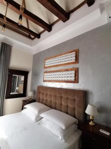 科尔丘拉Apartment Marta的一间卧室配有一张带白色床单的床和一扇窗户。