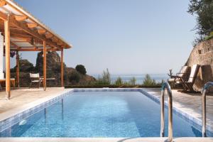 阿凯松Villa Rocale的海景别墅内的游泳池
