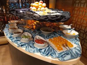 拉合尔巴利亚大酒店＆度假村的自助餐,餐桌上供应不同类型的食物
