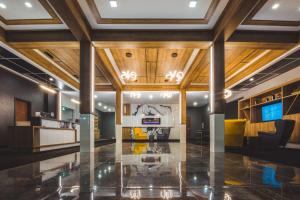 埃德门兹顿Quality Hotel & Conference Centre的客厅设有木天花板和大堂。