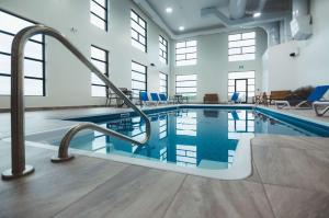 埃德门兹顿Quality Hotel & Conference Centre的一座带游泳池的大建筑中的游泳池