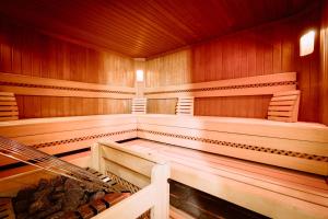 Sankt Peter-FreiensteinHotel Freiensteinerhof Superior的空空的桑拿浴室设有木墙和木地板