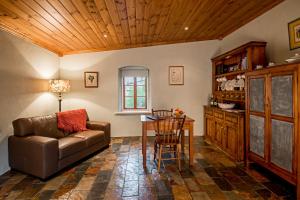 MaranangaLucy's Cottage的客厅配有沙发和桌子