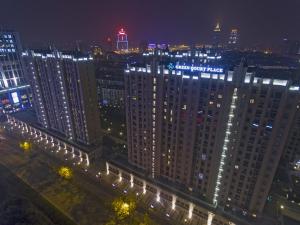上海上海金桥中环碧云庭服务公寓的享有大型建筑的夜间景色