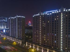 上海上海金桥中环碧云庭服务公寓的享有大型建筑的夜间景色