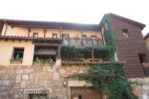Valverde de la VeraCasa Rural La Picota的一座带鲜花阳台的建筑