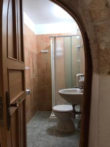 阿尔贝罗贝洛Trulli della Masseria Staffone的一间带水槽、卫生间和淋浴的浴室