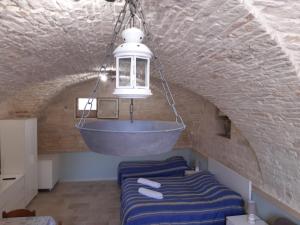 鲁沃迪普利亚La Palma的天花板上设有浴缸的房间