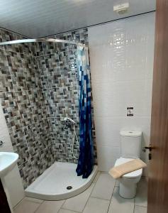 拉纳卡拉基斯庭院公寓的带淋浴、卫生间和盥洗盆的浴室