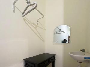 诗都阿佐RedDoorz Syariah @ Pahlawan Sidoarjo的浴室设有水槽和墙上的镜子