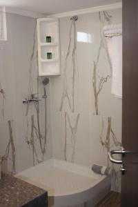 尼亚·卡利克拉提亚卡利亚蒂斯酒店的设有带浴缸和淋浴的浴室。