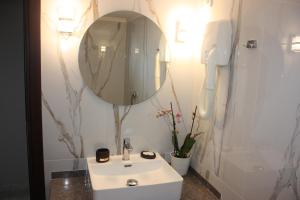 尼亚·卡利克拉提亚卡利亚蒂斯酒店的浴室设有白色水槽和镜子
