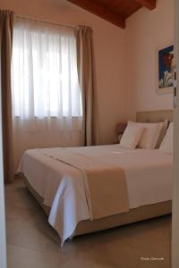 马蒂纳塔Punta Palivi的一间卧室设有一张大床和窗户