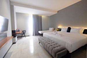 Hotel Youstay Semarang by Sinergi客房内的一张或多张床位