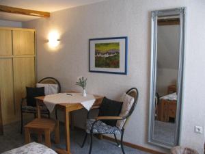 布劳恩拉格基利安酒店的配有桌椅和镜子的客房