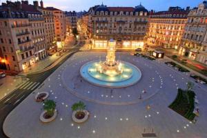 里昂Le Boudoir的城市中心的一个大型喷泉