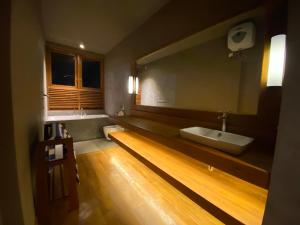 努沃勒埃利耶Atulya Villas Nuwara Eliya的浴室配有盥洗盆和浴缸。