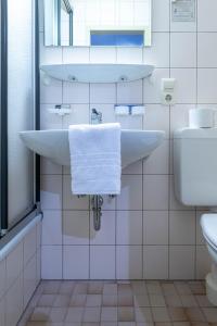 HerrischriedGasthaus zum Ochsen的浴室配有白色水槽和卫生间。