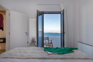 Kymo Luxury Suites Paros客房内的一张或多张床位